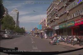 老人坐轮椅乘公交 驾驶员乘客一起帮忙 “小举动”折射城市的“大文明”