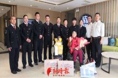 还记得人民日报点赞的济南“送信奶奶”吗？重阳节，公交驾驶员为其送去祝福