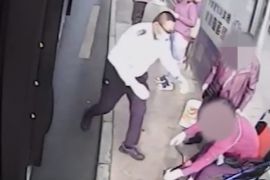 轮椅大妈上公交不便，K91路司机搀扶其上车！