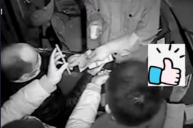 暖心！天气寒冷，司机贴心服务为乘客分发暖手宝