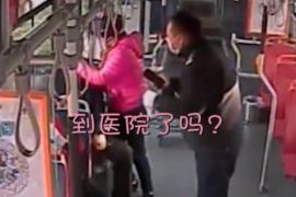 乘客突发疾病公交上晕倒，公交司机当机立断及时求医