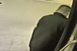 公交站牌垃圾桶起火，公交驾驶员：情况紧急必须管