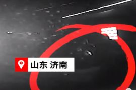 电动车摔倒在公交车前，驾驶员紧急避险！