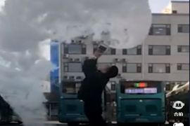 传说中的泼水成冰，驾驶员小哥哥来体验一把！