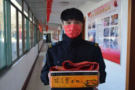 男孩送来的礼物，把公交司机感动坏了…