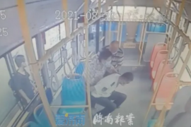 媒体关注｜一个暖心的下蹲背举，腿疾老人稳稳当当下车了