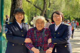 爱心服务在站台 尊老敬老暖人心