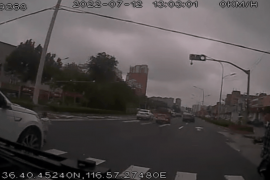 幼童闯红灯，公交驾驶员紧急拦车！济南街头这一幕冲上热搜