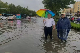 暴雨中的“公交温度”