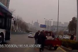载货三轮失重侧翻，公交驾驶员热心救援
