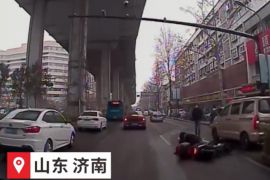 市民骑电动车摔倒 公交司机伸出援手