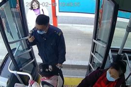 女童公交站台哭泣，暖心司机帮你没商量