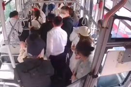公交车化身“救护车” 护送晕倒乘客就医