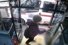 老人突发疾病 众人伸出援手