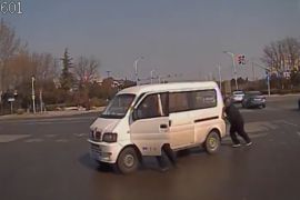 公交司机路排隐患  路口推车保安全