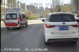 驾驶员礼让救护车，让出生命通道