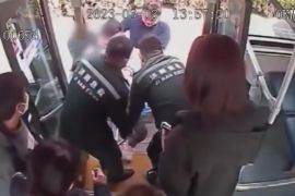 乘客突发疾病栽倒车厢，同车乘客齐心协力帮忙