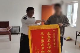路遇私家车起火自燃 公交驾驶员秒变“消防员”一分钟灭火