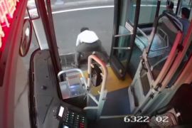 危险！马路中央井盖翘起，路过的公交驾驶员果断出手