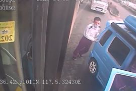 私家车抛锚公交司机伸援手