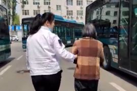 温度车厢：公交司机爱心接力 帮助迷途老人返程