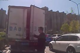 粗心司机下车忘拉手刹溜车，公交驾驶员紧急出手化险为夷