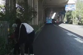 公交司机扶起摔倒老人，乘客称赞其是#济南公交 的标兵
