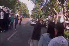 私家车失控侧翻，济南公交驾驶员和乘客协力救人
