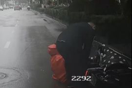 济南公交小伙雨中抱起摔倒的“大姨”获登门致谢