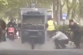 真帅！公交司机灭火瞬间被网友拍下获点赞