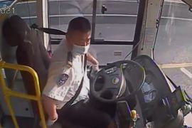 电动三轮车路口侧翻，驾驶员乘客协力救人