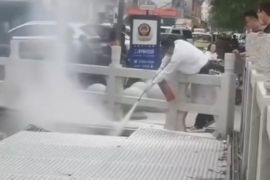 路遇火情 公交司机紧急灭火