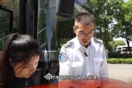 公交榜样温暖泉城 ——K41路驾驶员 尹房林。驾驶员救人，乘客撑伞，雨水冰冷，温暖却在传递