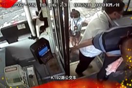 公交榜样温暖泉城 ——K192路驾驶员 于汉柏。他用身体当拐杖，将一名八十多岁老军人扛上公交车，老军人给他敬了一个军礼。简短的互动，传递温暖人心的善意