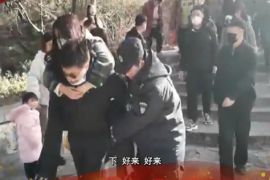 公交榜样温暖泉城 ——K169路驾驶员 温兴丛。半小时数百台阶，他将受伤女孩一路背下山