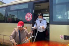 公交榜样温暖泉城 ——330路驾驶员 马同林。行驶在山路间的公交车化身“快递车”，满载爱心的“扶贫专车”，跑出乡村振兴加速度