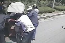 三轮侧翻老人被压，济南公交驾驶员乘客合力救助