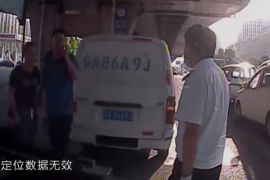 晚高峰路遇面包车故障影响通行，公交驾驶员伸出援手