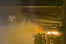 摩托车冒烟起火，济南公交驾驶员几十秒扑灭火焰