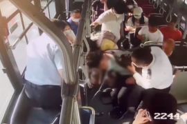 公交车上司机乘客急救发病青年