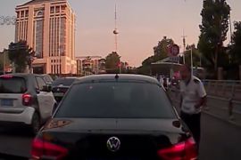 晚高峰私家车抛锚，济南公交驾驶员乘客协力推车