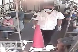 井盖塌陷露隐患,济南公交驾驶员显身手