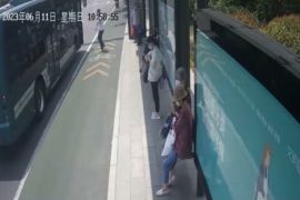 老人站牌等车突然晕倒 “新手”驾驶员“熟练”救助