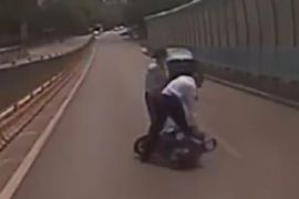 电瓶车摔倒在路中央，济南公交驾驶员及时相助