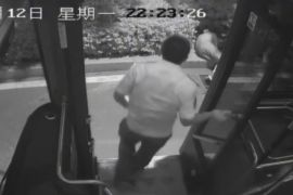 男子深夜路边酣睡 司机乘客出手相助