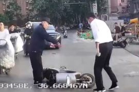 老人骑车摔倒，驾驶员温情救助暖人心