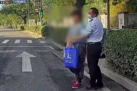 市民过路口摔倒马路当中 公交司机停车救助