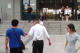 公交司机送盲人乘客乘地铁