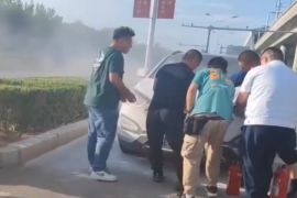 私家车路边冒烟，公交司机热心市民齐救援