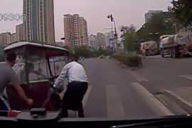 老人驾驶三轮车急转侧翻  公交司机和市民伸出援手